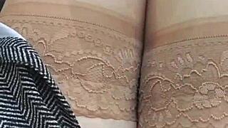 Skidam gaćice u kolima i prstiram se na javnoj ulici. Svi mogu gledati kako se jako jebam.