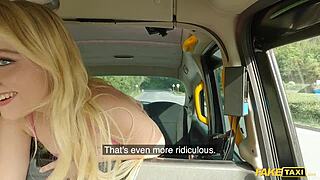 omg, această blondă călărește o pulă uriașă în taxi ca nebuna! 😜