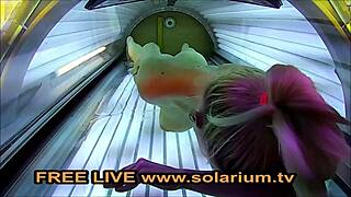 Блондинка подросток 18+ дрочит себе в общественном солярии