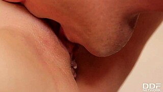 Italijanka Stella Cox naredi nepozabno pihanje srečnemu sosedu!