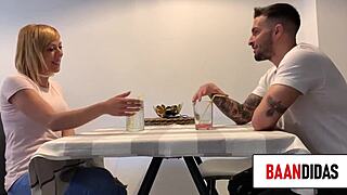 Srečal sem to vročo blondinko milf in lizal njeno veliko rit