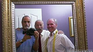 Starý a mladý 18+ bi Ivy předvádí obří prsa a prdel