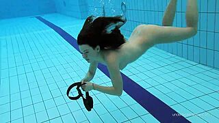 Lepa Katy Soroka sije v rdečih kopalkah ob bazenu