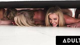 Adult Time - 熟女Charlie Forde用反向群交勾引继女男友！😜