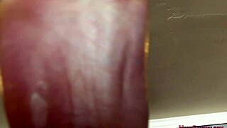 Lana Violet dominira v korporativnem femdom prevzemu! 🔥