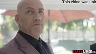 Uau, essa linda e pequena 18+ Avi Love virou submissa para um estranho dominante