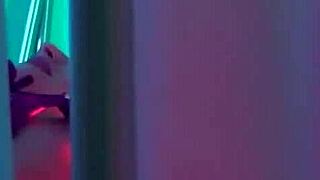 Kun je geloven dat deze gekke wetenschapper zijn mooie lieveheersbeestje creatie neukt?