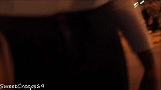 Chica latina muestra su culo perfecto y apretado en la calle