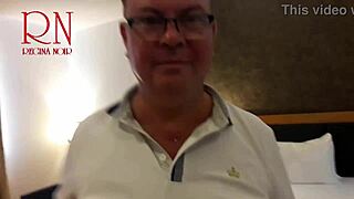 Bois à son nombril, puis lèche la chatte de cette belle salope. Caméra cachée capture chaque moment soumis.