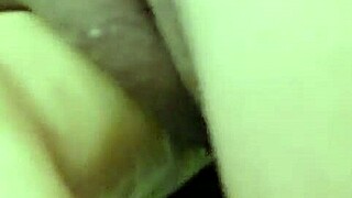 ¡Madura turca desliza un dildo en su coño mojado de maravilla! 😍