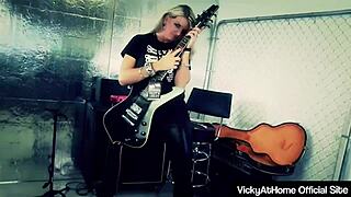 Vroča blondinka Vicky Vette si drgne pičko in dela titjob.