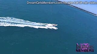 Három forró tavaszi bulizó meztelenül siklóernyőznek nyilvánosan