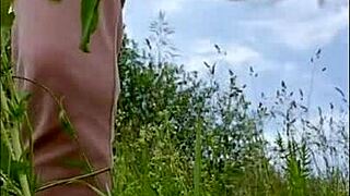 Hej cougar, proč se dotýkáš sama v tom poli? Angela-Milf, řekni mi svá špinavá tajemství!