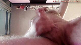 Incroyable ! Vieux mec se branle pendant que sa femme bosse sur webcam !