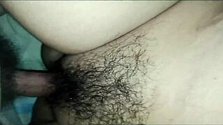 Memek gue dipukul kontol tetangga gede, suka banget!