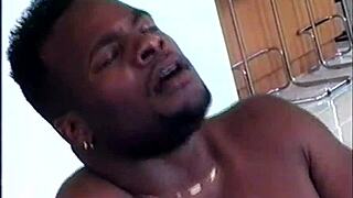 Zwarte kont, roze kutje, wil je me zien bukken terwijl ik hard word geneukt?