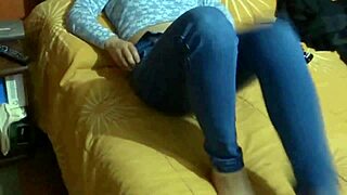 Ich bin schockiert, meine haarige 58-jährige Frau masturbiert für meinen Kumpel!