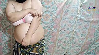 نيتو، البهابي الباكستانية، تخلع ملابسها وتكشف بزاز ومؤخرة مذهلة