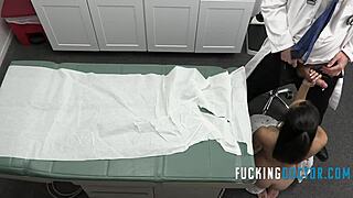 Teen patient knepper læge for en seddel i vild hospitals rolleleg