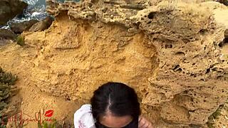 Špinavá asijská teenagerka šukána dvakrát na pláži pak prstována do stříkání