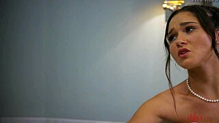 Mireasă lesbiană tânără tachinată într-o sesiune umedă de fingering pe allherluv com