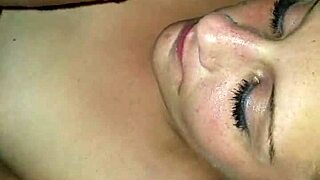 Târfă albă excitată folosită de pulă neagră mare