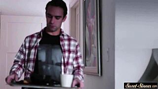 J'adore voir une milf classe en bas qui reçoit du sperme sur sa chatte