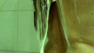 Imádom nézni, ahogy a mostohanővérem zuhanyozik. Borotvált teste egyszerűen tökéletes! 🛁💦