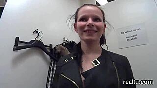 Charmante chatte tchèque séduite au centre commercial pour une baise POV dure