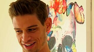 Ženatý chlap si užívá divokou noc s úžasnou trans kráskou. Jejich žhavé setkání je plné syrové vášně!