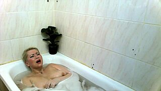 Cougar Russa se Masturba no Chuveiro, Goza Forte na Parte Dois