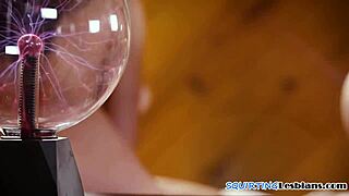 Smuk Lille 18+ Tøs Sprøjter Hårdt I Hed Lesbisk Trekant Med Intens Sprøjtning