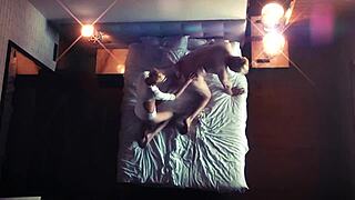 Voyeur droom losgelaten - Femdom meesteres vuist in slaaf tijdens wilde anale actie. Huisvrouw gluurt en voegt spanning toe!