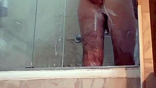 Saunavibaa kypsien gay-miesten kanssa julkisessa paikassa