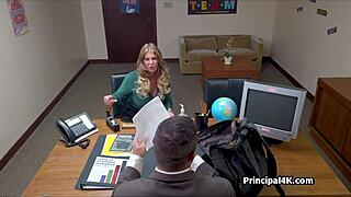 Kužna nogometna mama z veliko ritjo in joškami dobi jebanje z velikim kurcem v pisarni