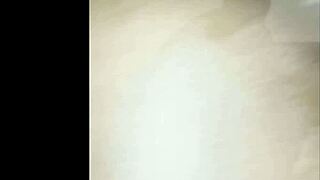 Ebony pár lovagol nagy fekete farkakon és spriccel 😋