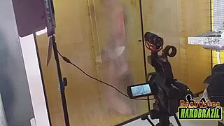 Brasilianske største pupper glitrer i dampende dusjscene