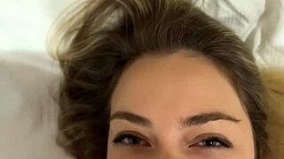 El a tachinat o blondă superbă cu pula lui uriașă. În sfârșit, ejaculează în gura ei!