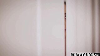 Prestrašena najstnica Lexi Lore odkrije skrivnost in plača z grobim seksom - cel film na FreeTaboo.net