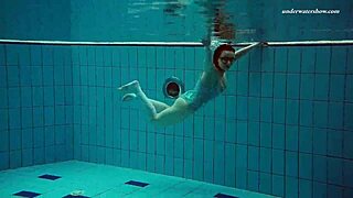 Dasha leikkii veden alla kuuma julkinen uima-allas kohtauksessa