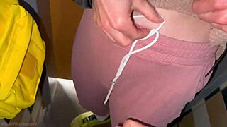 Üvey anne, üvey oğullarını ilk kez vahşi halka açık tuvalet sikişine götürüyor.