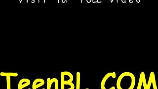 Fræk asiatisk tøs sluger hård pik med lidenskab