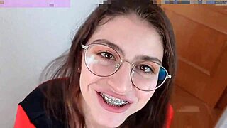 Novinha safada implora por porra no aparelho enquanto fala sacanagem