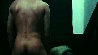 Jezdam bratranca v javnem zunanjem masažnem seansu z masturbacijo 😏