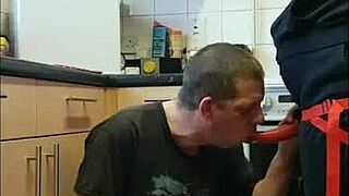 Cara bissexual deixa qualquer um baixar as calças para brincadeira anal a qualquer hora