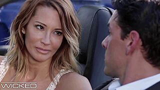 Jessica Drake se zapari z vročim seksom v avtu na javnem mestu