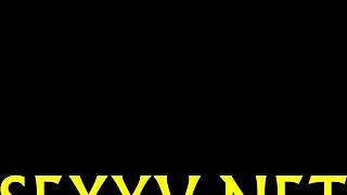 Kiihottunut nuori nainen 18+ sanoo, pilluni tarvitsee kovan panon nyt 😈