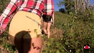 Arschwanderung wird frech im Wald?