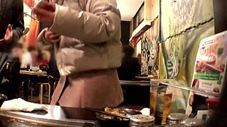 Beleza deslumbrante Akari, balconista de Harajuku, rebola selvagem em sessão doggystyle hardcore!