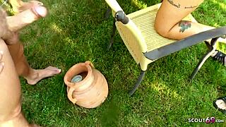 Δύο Γερμανίδες νεαρές παίρνουν creampie σε άγριο πάρτι στον κήπο!